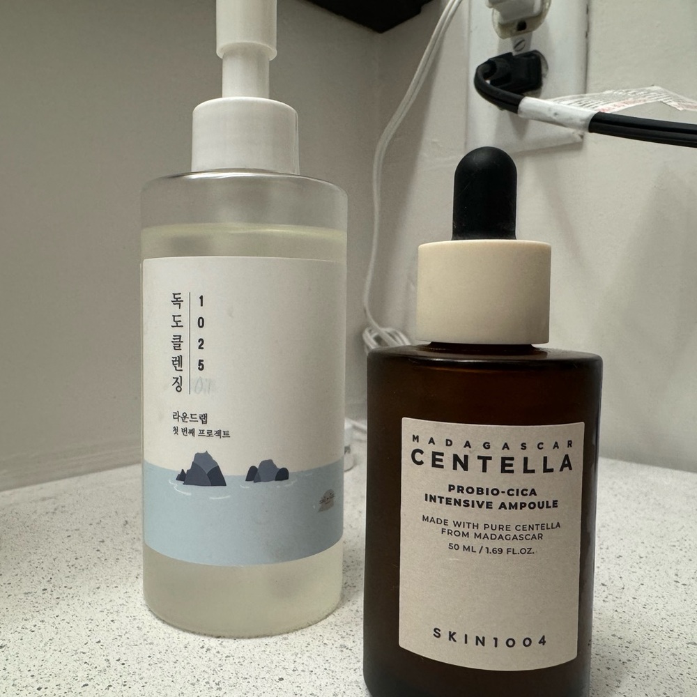 Skin 1004 MADAGASCAR CENTELLA and Round Lab cleansing oil